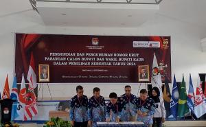 Komisioner KPUD Kaur sedang menandatangani berita acara nomor urut paslon