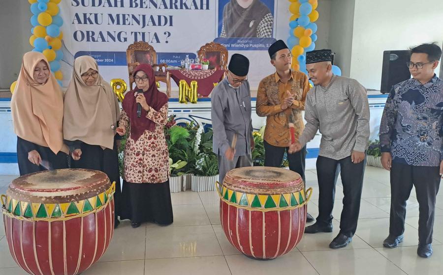 seminar dibuka dengan tabuh doll oleh Kasi PTK Dinas Pendidikan Kaur 