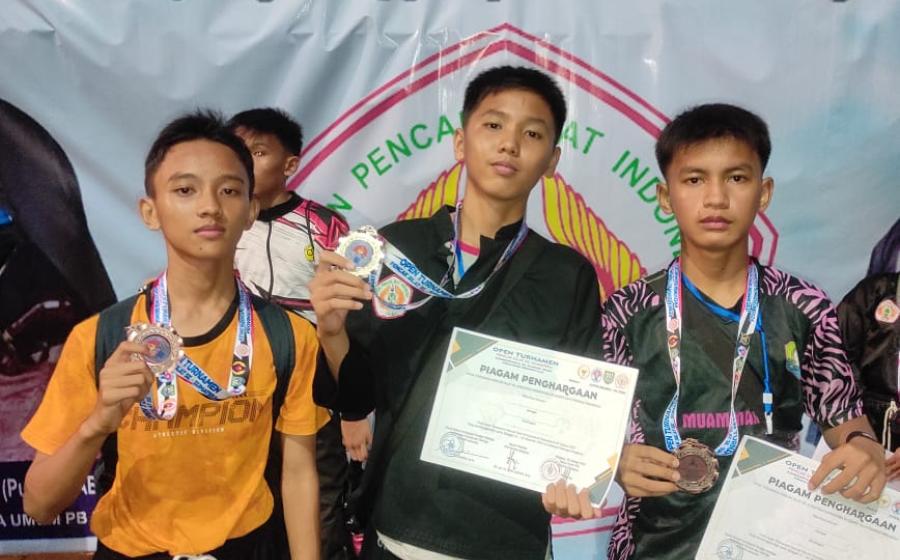 Tiga siswa peraih juara Pencak Silat Kemenpora RI