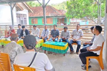 Pasangan Gusril-Hamid didampingi tim pemenangan dan pimpinan partai pengusung