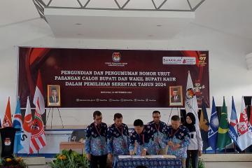 Komisioner KPUD Kaur sedang menandatangani berita acara nomor urut paslon