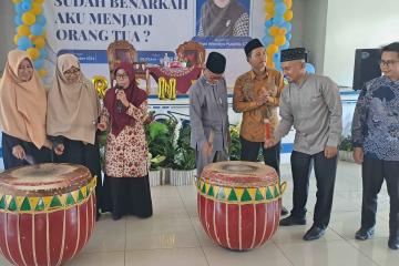 seminar dibuka dengan tabuh doll oleh Kasi PTK Dinas Pendidikan Kaur 