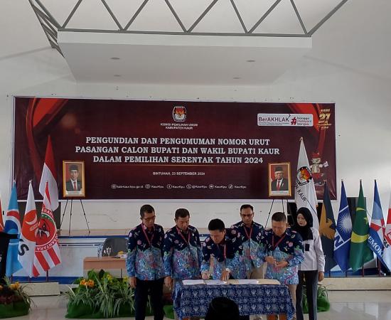 Komisioner KPUD Kaur sedang menandatangani berita acara nomor urut paslon